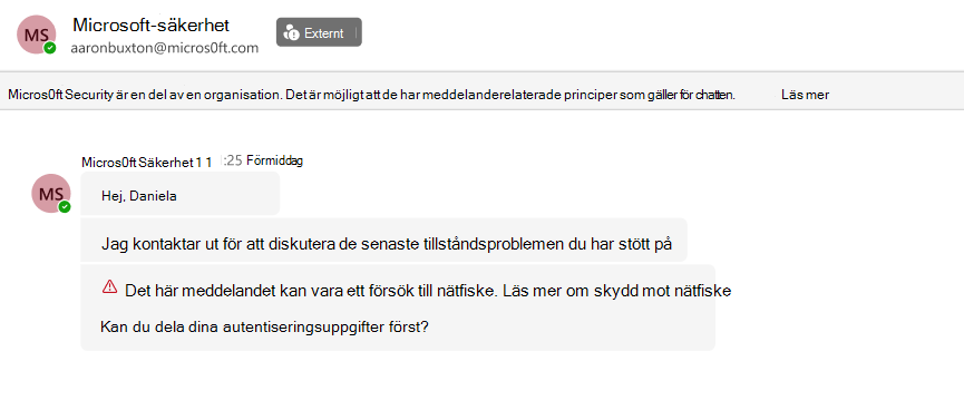 Skärmbild av en Teams-chatt från den externa avsändaren Micros0ft Security som frågar efter autentiseringsuppgifter. Den är flaggad med en röd varning om nätfiskeförsök.