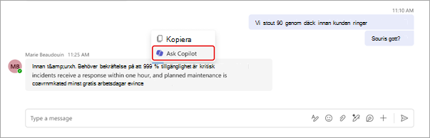 Skärmbild som visar hur du frågar Copilot i en Teams-chatt