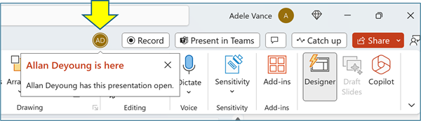 สกรีนช็อตที่แสดงหน้าจอการทํางานร่วมกันบน PowerPoint กับไอคอนบุคคล
