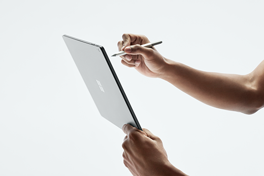 รูปภาพหน้าจอ Surface Book 2 ซึ่งมีการถือเอาไว้ในโหมดแท็บเล็ต