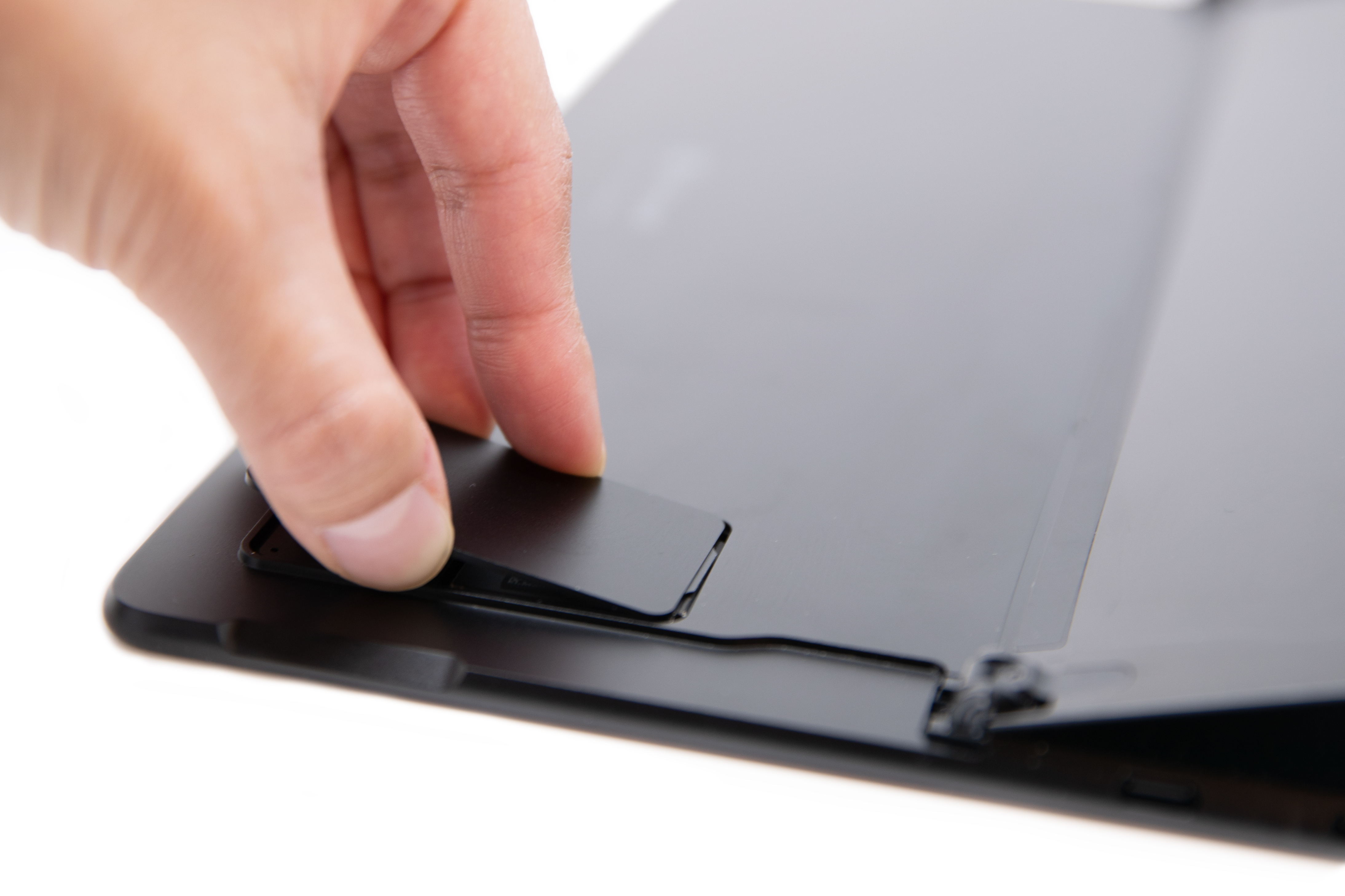 บุคคลเลื่อนฝาปิด SIM ของ Surface Pro X กลับตำแหน่งเดิม