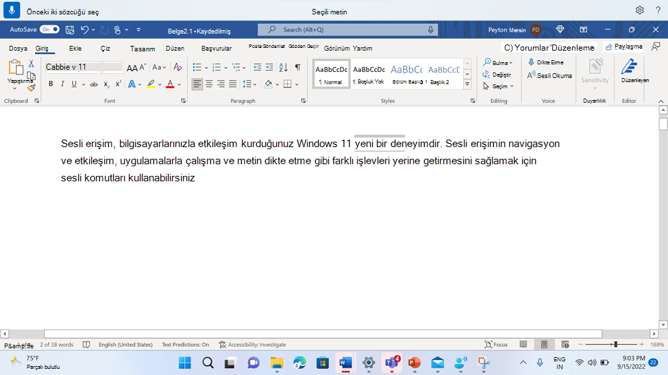 WordÖnceki iki sözcüğü seçmek için sesli erişim komutunu gösteren Word belgesi.