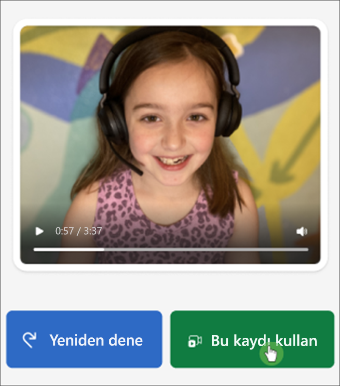 Okuma ilerlemesinde öğrenci görünümünün ekran görüntüsü; birkaç eksik dişiyle kameraya gülümseyen beyaz bir kız ve altındaki düğmeler Yeniden deneyin ve bu kaydı kullanın