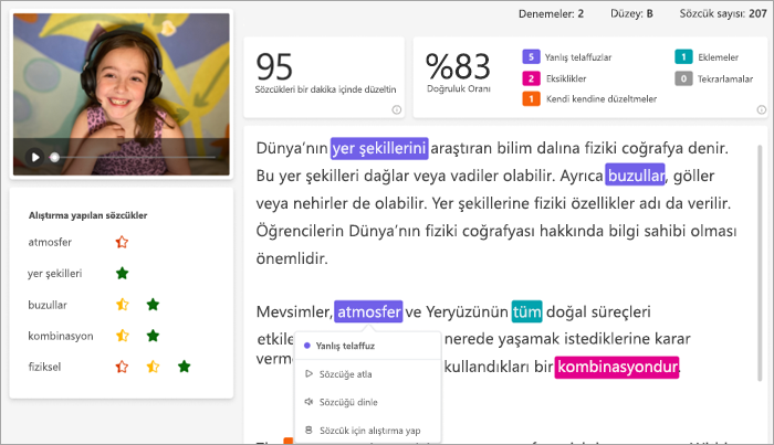 kulaklıklı, gülümseyen beyaz öğrenci, okuduğu pasajın yanındaki video çerçevesinde resmediliyor. pasaj, renk kodlu hatalarla işaretlenmiş.