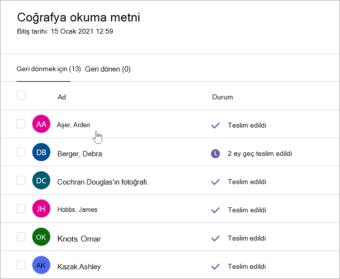 Öğretmen not verme bölmesinin ekran görüntüsünde şu yazıyor: Coğrafya okuma metni., Bitiş tarihi: 15 Ocak 2021 12:59, iki sekme var: geri gönderilecek (13) ve Geri gönderilen (0). Geri gönderilecek sekmesinin görünümü seçilidir ve iki sütun görünür: adlar ve durum. Bir dizi öğrenci adı listelenmiş ve durumları şunları içeriyor: teslim edildi, 2 ay geç teslim edildi ve Görüntülendi