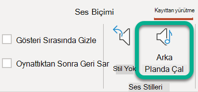 Şeritte, Kayıttan Yürüt sekmesinde Arka Planda Oynat'ı seçin.