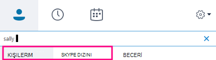 Skype Kurumsal Arama kutusuna yazmaya başladığınızda aşağıdaki sekmeler Kişilerim ve Skype Dizini olarak değişir.