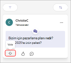 Oy düğmesi ve yukarı ok içeren bir Teams iletisi.