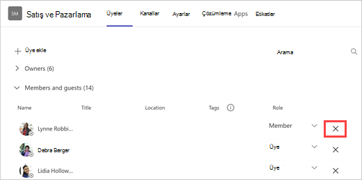 Üye ekle, arama ve kaldırma seçeneklerini içeren ekip üyeleri listesinin ekran görüntüsü. Kaldırmak için ekip üyesi adının sağındaki X işaretini seçin.