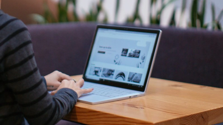 Gri tonlamalı ekrana sahip bir Windows dizüstü bilgisayarın dekoratif resmi.