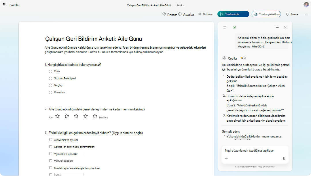 İyileştirmeler sunan Copilot önerileri panelinin bulunduğu Çalışan Geri Bildirim Anketi formunun ekran görüntüsü.