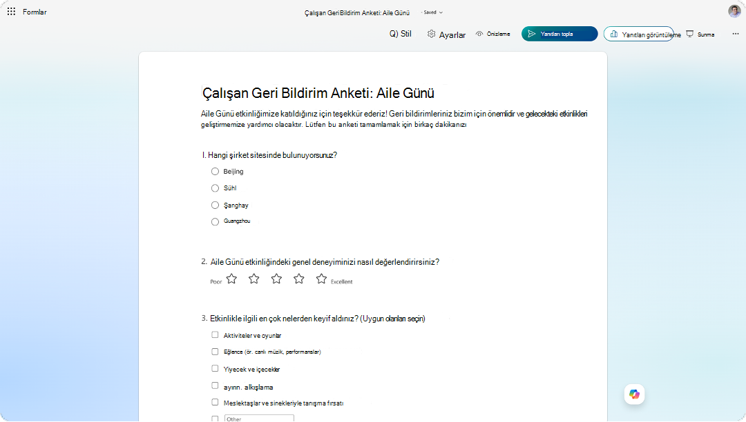 Etkinlik derecelendirmesi ve geri bildirim sorularıyla Microsoft Forms'de Çalışan Geri Bildirim Anketini gösteren ekran görüntüsü.