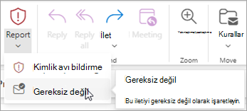 Önemsiz EmailEmail klasörünüzden bir iletiyi geri yüklemek ve ardından Outlook'a bu gönderenden gelen iletileri Önemsiz EmailEmail klasörüne göndermeyi durdurmasını söylemek için Gereksiz Olmadığını Bildir > düğmesini kullanabilirsiniz.