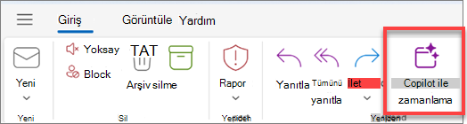 Copilot düğmesinin vurgulandığı Zamanla ile Outlook araç çubuğunu gösterir.