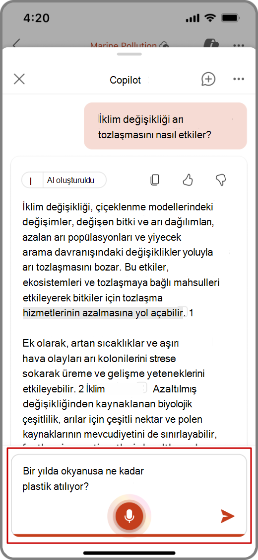iOS cihazında PowerPoint'te sesli giriş özelliğinin vurgulandığı Copilot'ın ekran görüntüsü