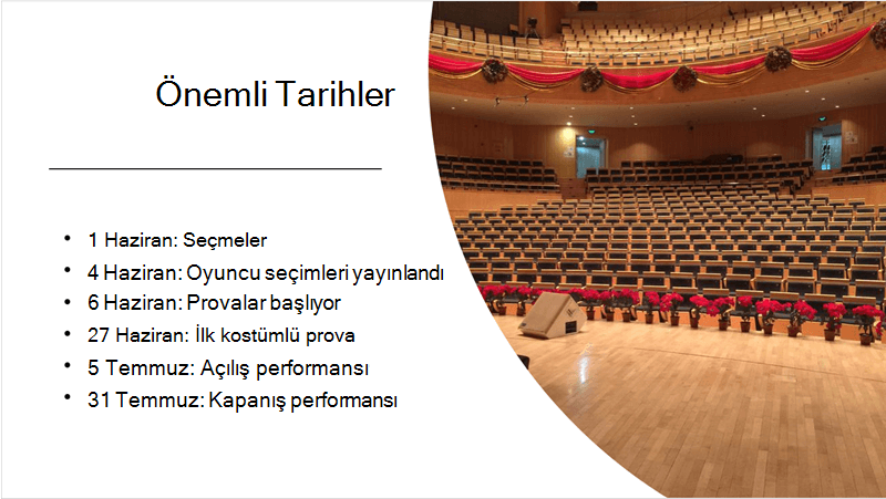 Düzenlenmiş ve yerleştirilmiş Tasarım Fikirleri’nin yer aldığı metin zaman çizelgesi ve fotoğraf içeren örnek slayt.