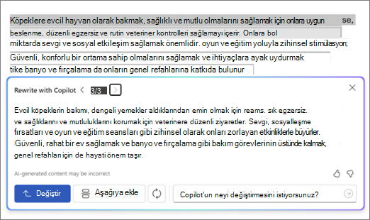 Word'de Copilot'ın metni yeniden yazma önerilerini ve seçeneklerini gösteren ekran görüntüsü