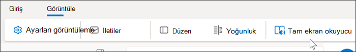 Görünüm sekmesinin seçili olduğu ve farenin tam ekran okuyucunun üzerinde durduğu Outlook Web'in üst kısmının ekran görüntüsü