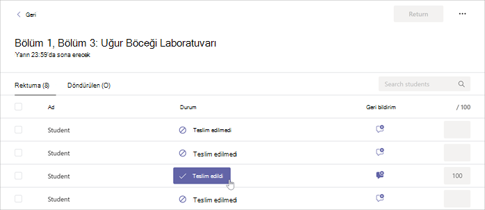 İmleç, Microsoft Teams’de seçili Ödevin içindeki Teslim edildi düğmesinin üzerinde.