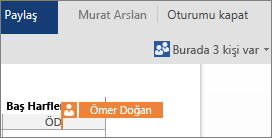 Word Online diğer yazarların şu anda belgenin neresinde çalıştığını size gösterir