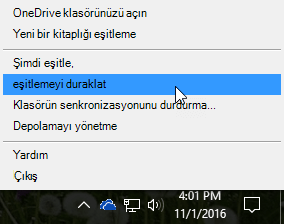 Önceki OneDrive İş menüsünün Eşitlemeyi duraklat öğesi seçili durumdaki ekran görüntüsü.