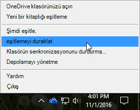 Önceki OneDrive İş menüsünün Eşitlemeyi duraklat öğesi seçili durumdaki ekran görüntüsü.