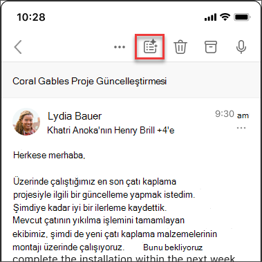 Copilot'ın iOS ve Android'deki e-posta yazışmasını özetlemeye yarayan özetleme simgesi.