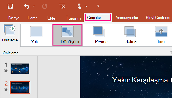 PowerPoint 2016’da Geçişler menüsündeki Dönüşüm geçişi seçeneğini gösterir