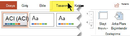 Araç çubuğu şeridindeki Tasarım sekmesini seçin. Sağ taraftaki Slayt Boyutu menü düğmesinde, slayt yönlendirmesi denetimi bulunur.