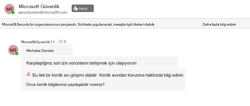 Kimlik bilgilerini isteyen dış gönderen Micros0ft Security'nin Teams sohbetinin ekran görüntüsü. Bu, kırmızı bir kimlik avı girişimi uyarısıyla işaretlenir.