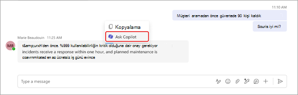 Teams sohbetinde Copilot'a nasıl soru sorulacağını gösteren ekran görüntüsü