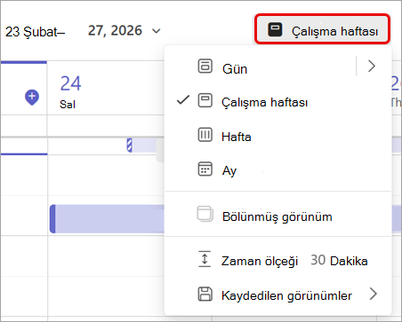 Teams takviminde iş haftası görünümünü vurgulayan ekran görüntüsü.