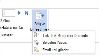 Word'teki Postalar sekmesinin ekran görüntüsü, Son & Birleştir komutu ve seçenekleri gösteriliyor.