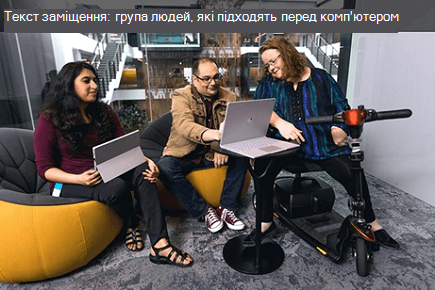 Група людей, які сидять перед комп'ютером