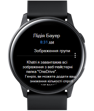 Показує годинник Samsung Galaxy з електронним листом на екрані.