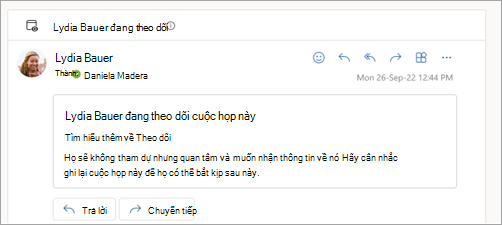 Ảnh chụp màn hình hiển thị phản hồi email mà người dự đang theo dõi cuộc họp