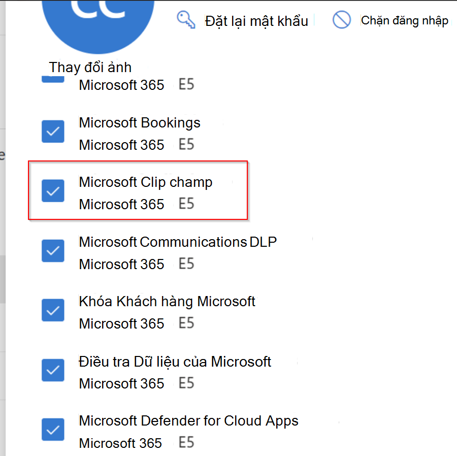 Ảnh chụp màn hình Microsoft Clipchamp được chọn trong danh sách ứng dụng và dịch vụ được cấp phép của người dùng.
