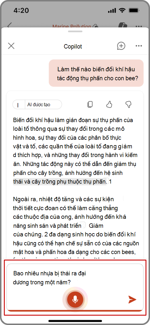 Ảnh chụp màn hình Copilot trong PowerPoint trên thiết bị iOS với khả năng nhập bằng giọng nói được tô sáng