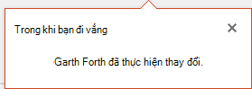 Ảnh chụp màn hình hiển thị PowerPoint cho Office 365 cho bạn biết người đã thực hiện thay đổi cho tệp dùng chung trong khi bạn vắng mặt