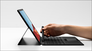 Bút Surface Slim đang được sử dụng để vẽ trên thiết bị Surface Pro.