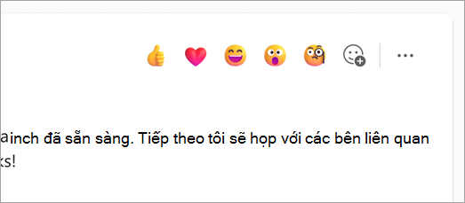 Ảnh chụp màn hình hiển thị emoji phản ứng nhanh phía trên tin nhắn trò chuyện