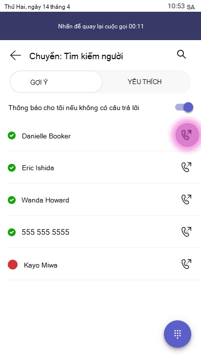 Màn hình chuyển hiển thị một trường tìm kiếm có nhãn Chuyển: Tìm kiếm mọi người, với một Thông báo cho tôi nếu có không có câu trả lời bật, và một danh sách các liên hệ bao gồm Danielle Booker, Eric Ishida, Wanda Howard, 555 555 5555, và Kayo Miwa. Nút hành động chuyển có thể nhìn thấy bên cạnh mỗi liên hệ và nút chuyển cuộc gọi được tô sáng.