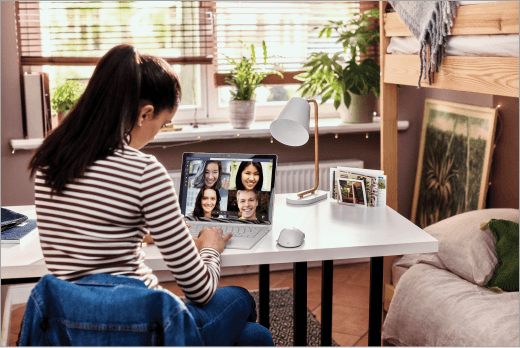 学生在笔记本电脑上参加 Microsoft Teams 视频通话