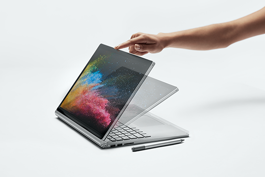 Surface Book 2 螢幕以 Studio 模式開啟的側視圖圖片。