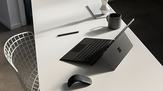 Surface Pro 6 在桌上的影像