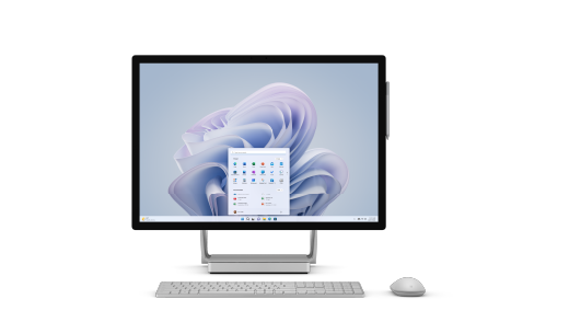 顯示一台 Surface Studio 2+，配備 Surface 鍵盤、Surface 滑鼠和 Surface Pen